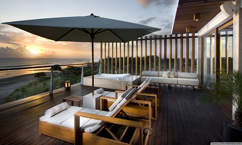 House With a Lovely Glass